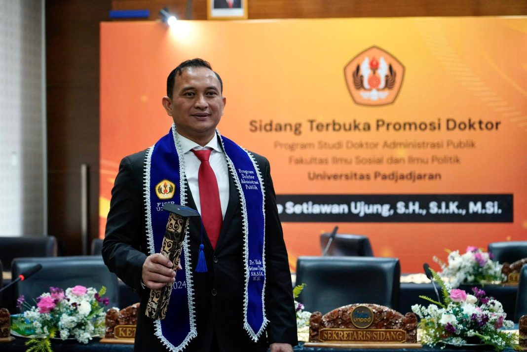 Mahasiswa S3 Doktoral Administrasi Publik, Kombes Pol Yade Setiawan Ujung berhasil meraih gelar Doktor di Universitas Padjadjaran Bandung Jawa Barat dengan predikat nilai Cumlaude.