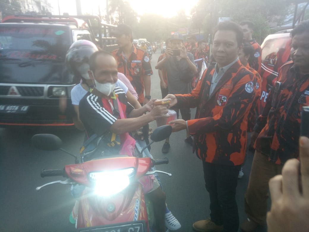 PAC PP Medan Tuntungan melaksanakan kegiatan sosial tersebut di Jalan Jamin Ginting Kelurahan Simpang Selayang, Kecamatan Medan Tuntungan, Jumat (5/4/2024).
