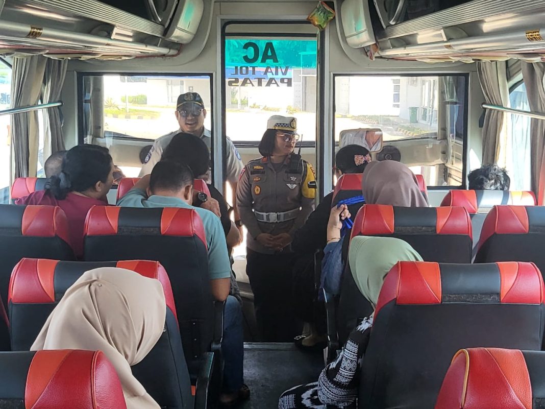 Kasat Lantas Polres Pematangsiantar AKP Gabriellah A Gultom memimpin pelaksanaan pemeriksaan kelayakan kendaraan angkutan penumpang umum di Terminal Tipe A Tanjung Pinggir Kota Pematangsiantar, Jumat (5/4/2024). (Dok/Humas Polres Pematangsiantar)