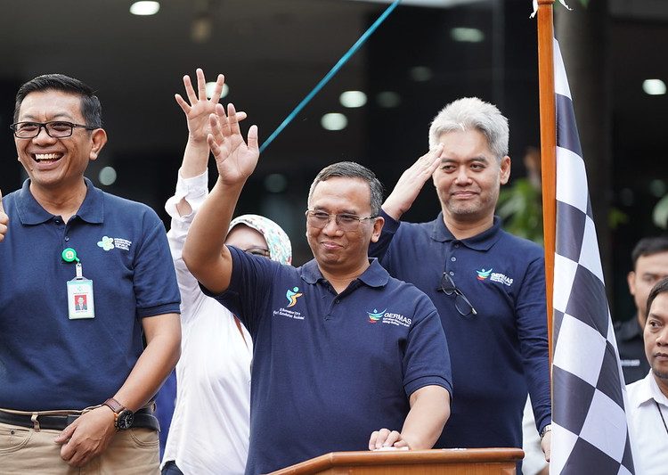 Direktur Jenderal Pelayanan Kesehatan Kemenkes RI dr Azhar Jaya saat melepas tim pemantauan mudik di kantor Kemenkes, Kamis (4/4/2024).