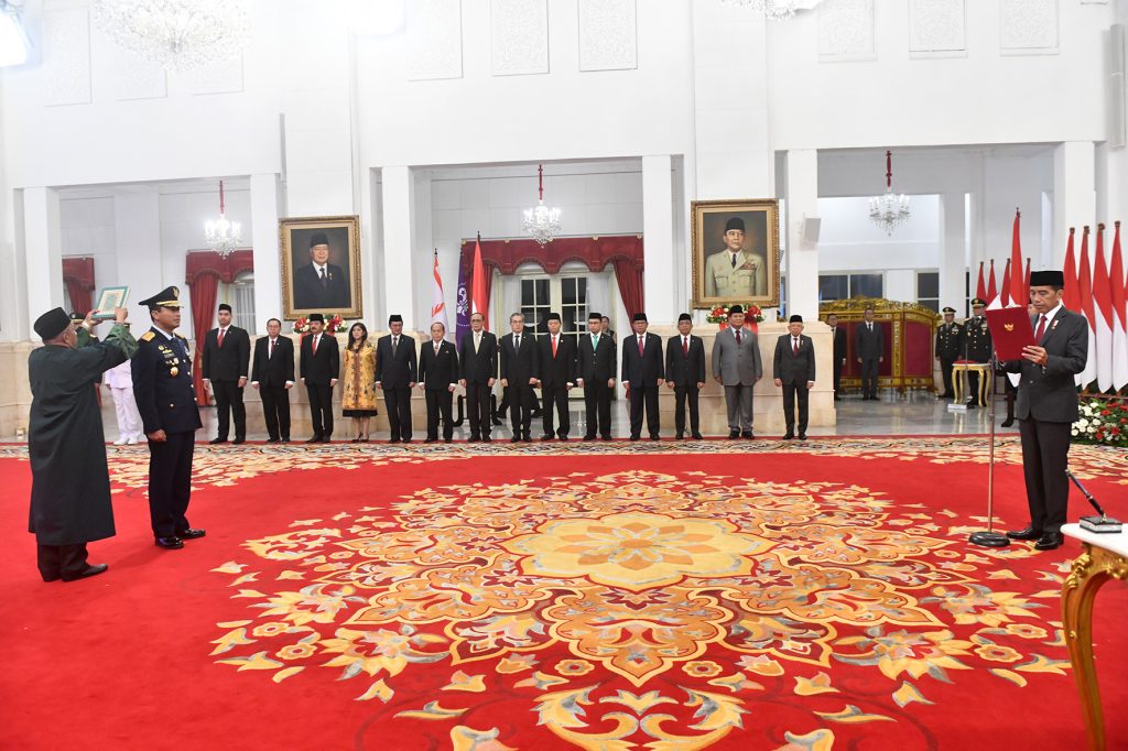 Presiden Jokowi melantik TNI Mohamad Tonny Harjono sebagai KSAU, Jumat (5/4/2024), di Istana Negara, Jakarta. (Dok/Humas Setkab)