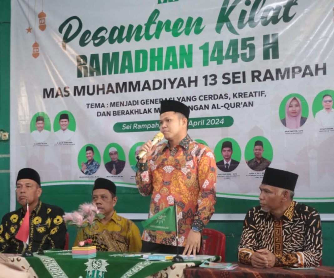 Wakil Bupati Sergai H Adlin Tambunan menyampaikan paparan saat tampil sebagai narasumber kegiatan Pesantren Kilat Ramadan di MA Muhammadiyah 13, Kecamatan Seirampah, Jumat (5/4/2024). (Dok/Kominfo Sergai)