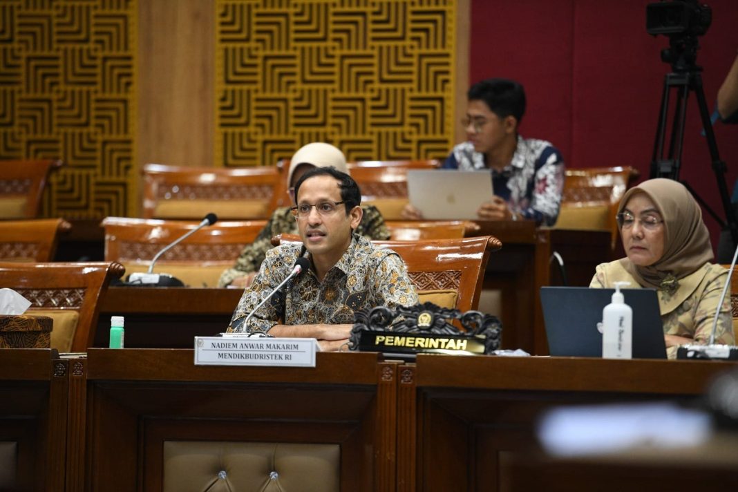 Kemendikbudristek RI bersama Komisi X DPR RI dalam rapat kerja di Gedung Nusantara, Jakarta membahas tiga isu pendidikan yang sedang mencuat, Rabu (3/4/2024). (Dok/Kemendikbudristek RI)