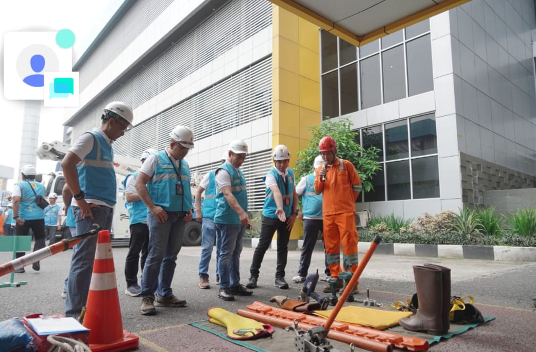 GM PLN UID Sumut Saleh Siswanto (3 dari kiri) didampingi Manager UP3 Medan Ricki Yacob dan yang lainnya melakukan inspeksi peralatan PDKB, Sabtu (6/4/2024). (Dok/PLN)