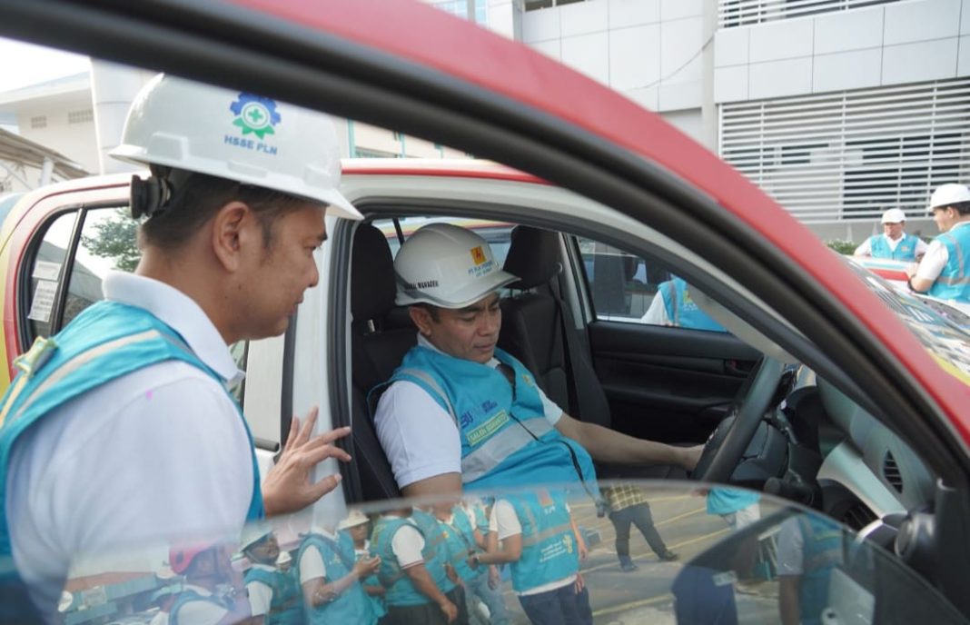 General Manager PLN UID Sumut Saleh Siswanto bersama Manager K3L meninjau kendaraan yang akan digunakan untuk safety patrol (6/4). (Dok/PLN)