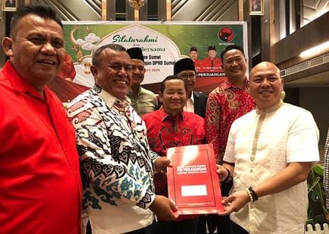 Penyerahan berkas Nikson Nababan mendaftar calon gubernur diterima Ketua DPD PDI Perjuangan Sumut Rapidin Simbolon, Sekretaris DPD PDI Perjuangan Sumut Dr Sutarto, Ketua Bapilu DPD PDI Perjuangan Sumut Mangapul Purba, Wakil Ketua DPD PDI Perjuangan Sumut Dr Aswan Jaya dan anggota DPRD Sumut Anwar Sani Tarigan, di Lee Polonia Hotel, Jalan Jenderal Sudirman, Sabtu (6/4/2024) malam.