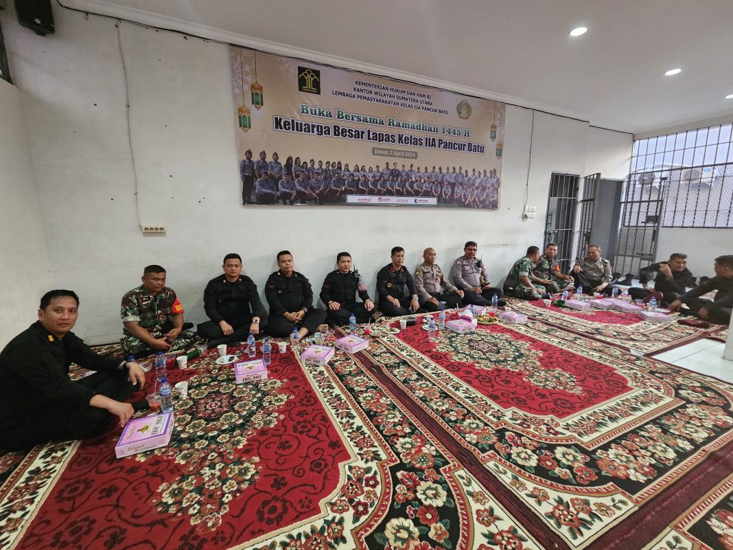 Dalam suasana bulan Ramadan 1445 H yang penuh berkah, Lapas Kelas IIA Pancurbatu Kanwil Kemenkumham Sumut mengadakan acara buka puasa bersama guna mempererat tali persaudaraan antara petugas, tampak hadir Kepala Lapas Kelas IIA Pancurbatu Haposan Silalahi AmdIP SSos, Jumat (5/4/2024). (Dok/Lapas Pancurbatu)