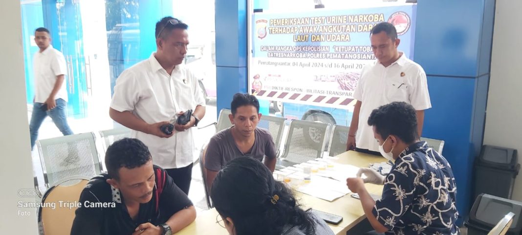 Kasat Resnarkoba AKP JH Pasaribu bersama anggota dan petugas gabungan lainnya saat melakukan pemeriksaan tes urine terhadap sopir bus angkutan darat di Terminal Tipe A Tanjung Pinggir Kota Pematangsiantar, Jumat (5/4/2024). (Dok/Humas Polres Pematangsiantar)