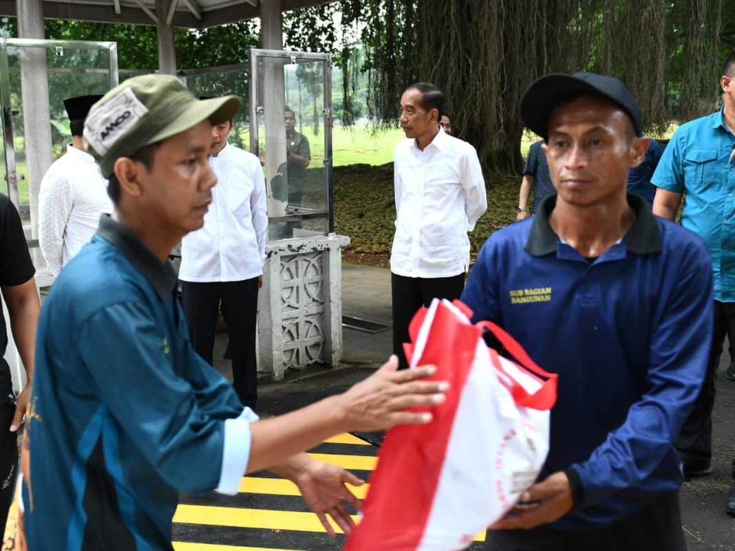 Presiden Jokowi menyaksikan penyerahan bantuan paket sembako bagi masyarakat di sekitar Kompleks Istana Kepresidenan Bogor, Jawa Barat, Sabtu (6/4/2024). (Dok/BPMI Setpres)