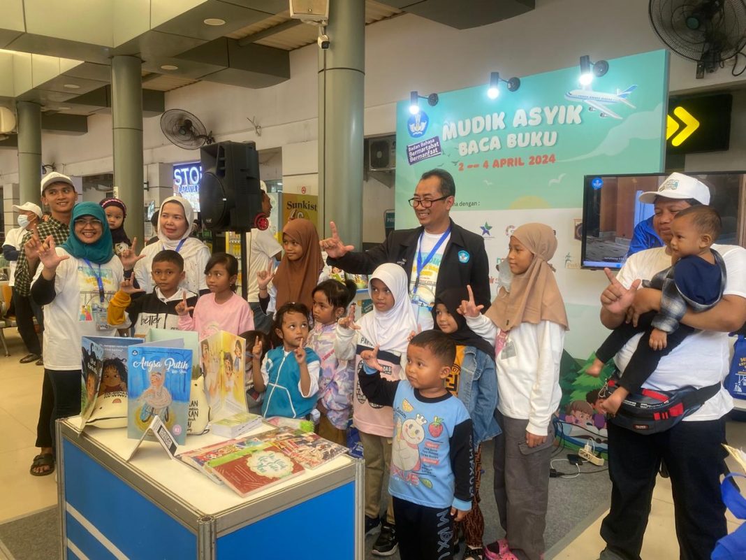 Badan Pengembangan dan Pembinaan Bahasa Kemendikbudristek RI menyelenggarakan kegiatan Mudik Asyik Baca Buku Tahun 2024 dari tanggal 2-4 April 2024. (Dok/Kemendikbudristek RI)