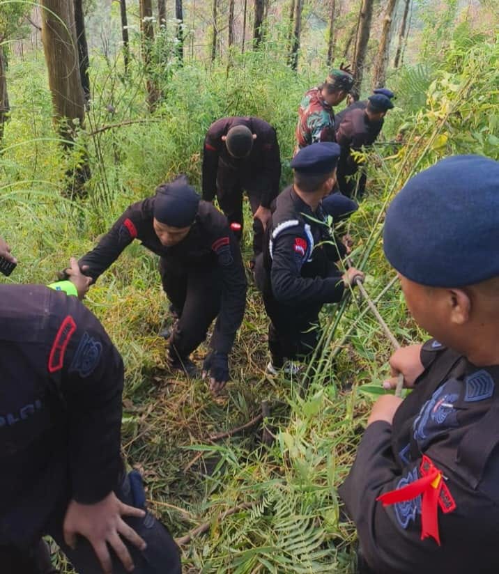 Personel SAR Brimob Polda Sumut berhasil mengevakuasi WNA yang hilang di Kawasan Obyek Wisata Air Terjun Sipiso Piso, Kecamatan Merek, Kabupaten Tanah Karo, Provinsi Sumut, Minggu (7/4/2024). (Dok/Polda Sumut)