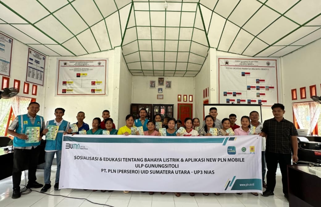 Foto bersama tim K3 PLN UP3 Nias dengan masyarakat Desa Banua Sibohou II, Kecamatan Alasa, Kabupaten Nias Utara (6/4/2024).