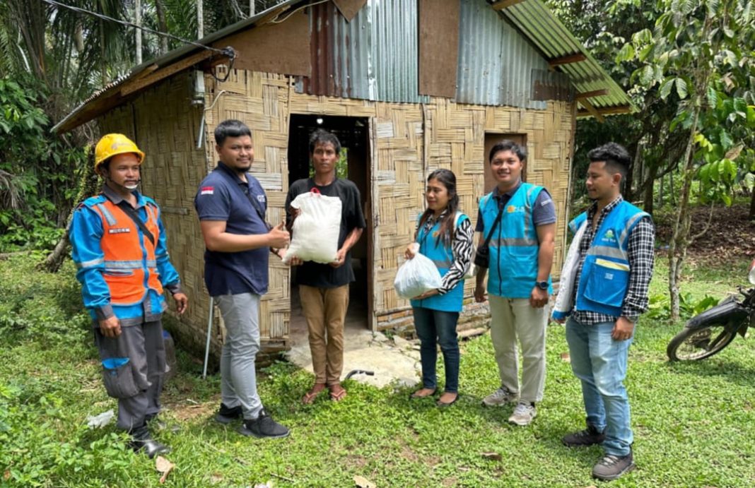 Manager PLN ULP Galang Hadi Muhammad (dua dari kiri) didampingi team leader menyerahkan bantuan sembako kepada masyarakat kurang mampu. (Dok/PLN)