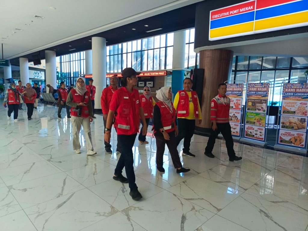 Memastikan pelayanan PMI yang optimal pada mudik lebaran 2024, PMI Pusat bersama dengan PMI Provinsi Banten melakukan monitoring di pos siaga lebaran yang berada di Terminal Terpadu Merak-Kota Cilegon, Minggu (7/4/2024).