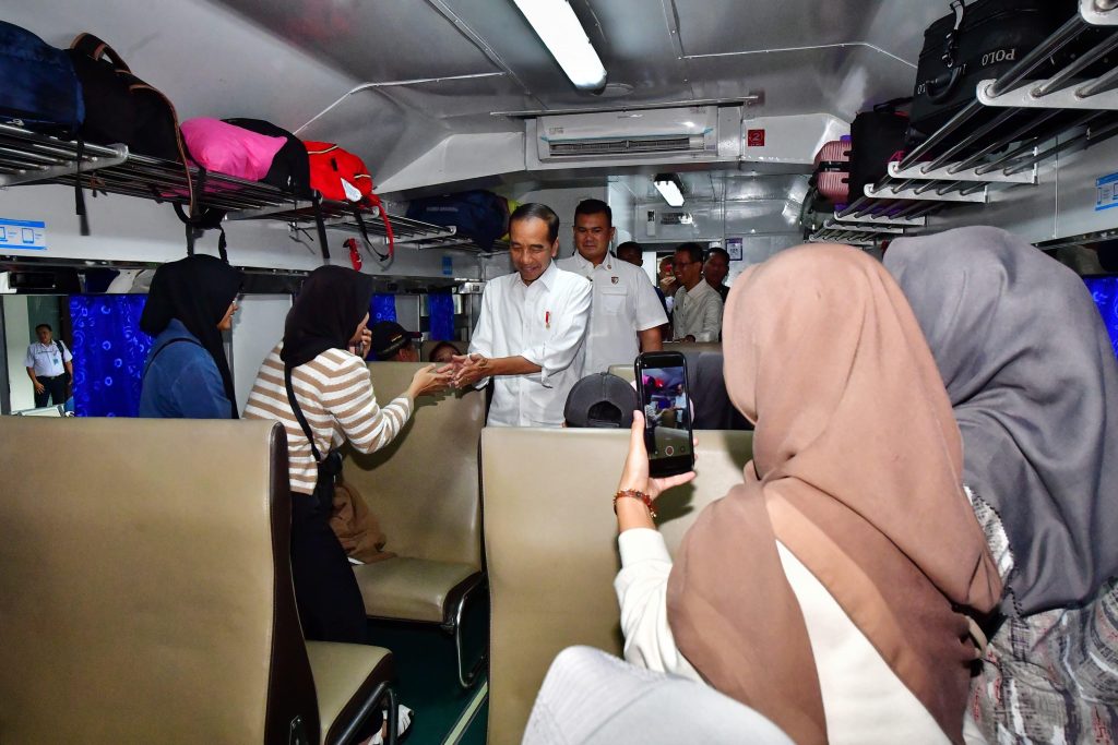 Presiden Jokowi tinjau arus mudik Lebaran di Stasiun Pasar Senen, Jakarta, Senin (8/4/2024). (Dok/BPMI Setpres)