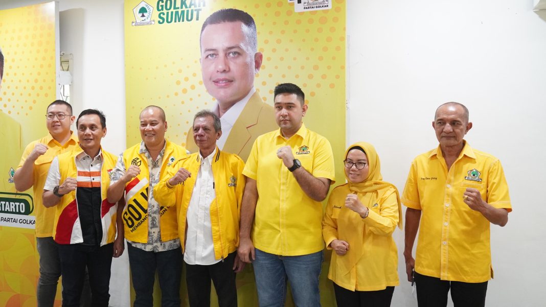 Ketua Tim Penjaringan Calon Kepala Daerah DPD Golkar Sumut Riza Fakhrumi Tahir didampingi Sekretaris Tim Penjaringan Dedi Dermawan Milaya dan anggota tim M Rahmaddian Shah yang juga Ketua Golkar Medan, Frans Dante Ginting, Palacheta, Milie Desky, Sekretaris DPD Golkar Sumut Datuk Ilhamsyah di Kantor DPD Golkar Sumut, Jalan Jenderal Sudirman Medan, Senin (8/4/2024). (Dok/Golkar Sumut)