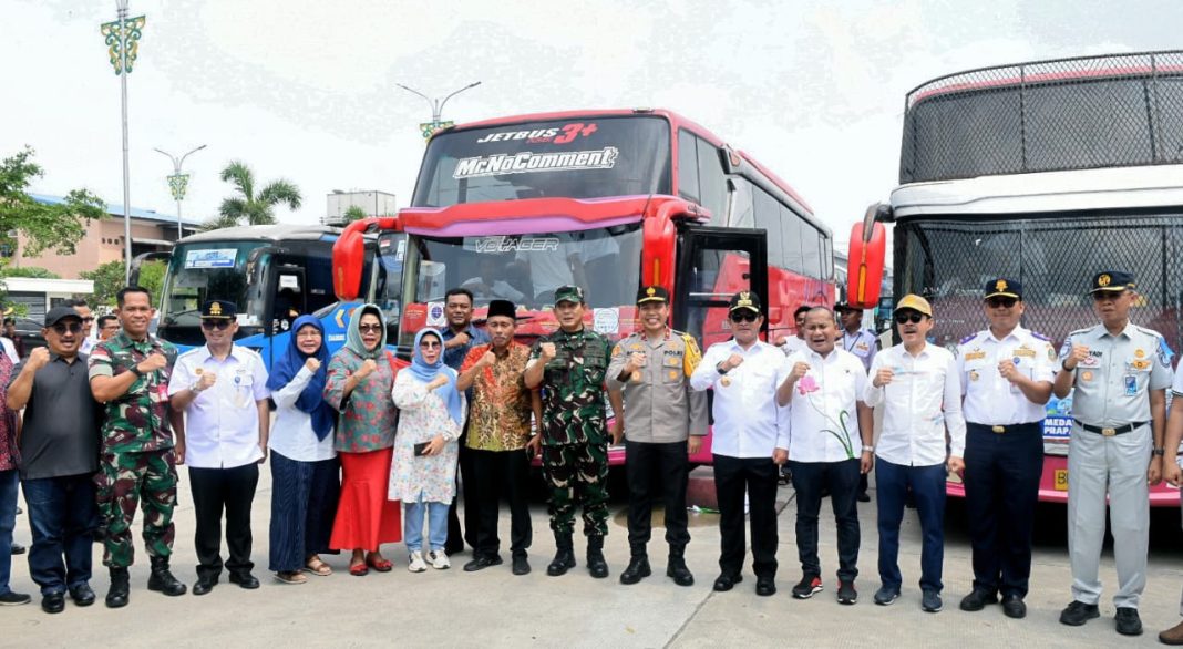 Pj Gubernur Sumut Dr Hassanudin bersama Forkopimda foto bersama sebelum melepas ribuan peserta mudik gratis dari Terminal Terpadu Amplas, Jalan Panglima Denai, Medan, Sabtu (6/4/2024).