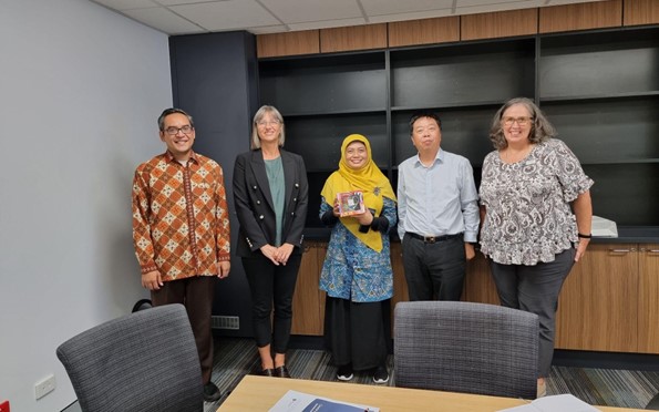 Pertemuan difasilitasi Atdikbud KBRI Canberra, TIN-IPB yang diwakili Professor Farah Fahma, kedua belah pihak berdiskusi secara intensif dengan Dekan FT QUT, Professor Ana Deletic dan tim di Kampus QUT, Jumat (5/4/2024). (Dok/Kemendikbudristek RI)