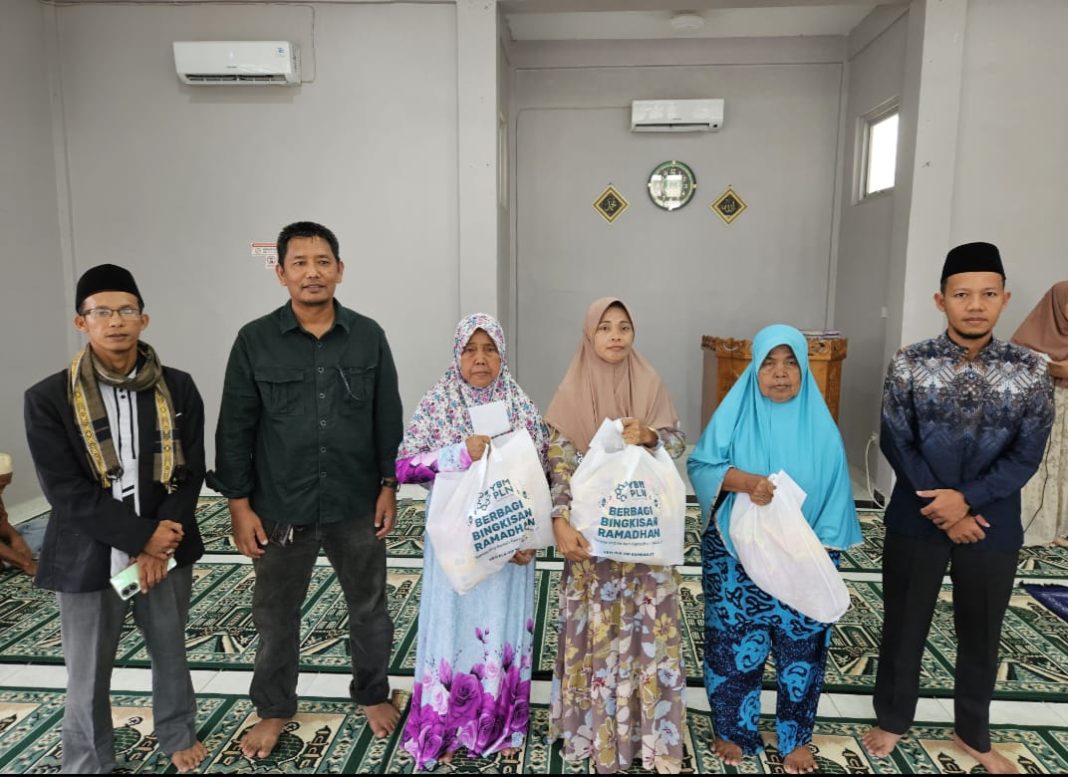 Assisten Manager Pengendalian Proyek Khoiril Fadlil yang mewakili manajemen PLN UPP SBU 4 dan YBM foto bersama seusai pembagian santunan Zakat Maal yang dirangkai dengan buka puasa bersama di Masjid belum lama ini. (Dok/PLN)