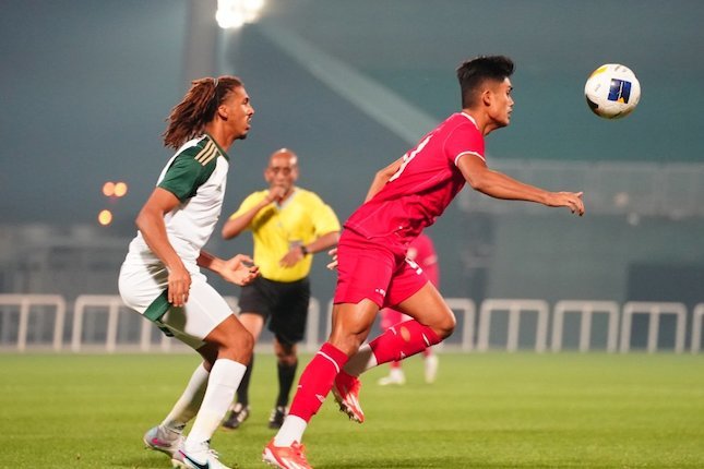 Duel antarpemain di laga uji coba Arab Saudi U-23 vs Timnas Indonesia U-23, Selasa (9/4/2024) dini hari WIB.