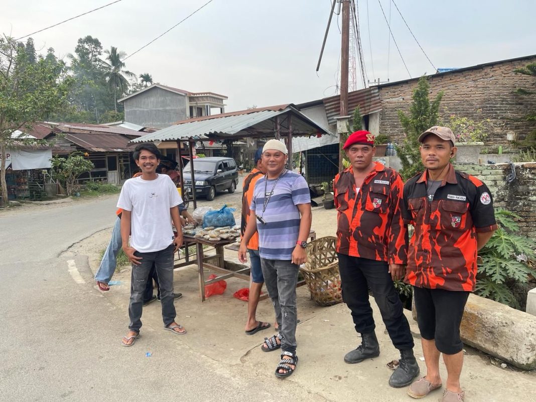 PAC PP STM Hulu membagikan takjil kepada pengguna jalan yang melintas di depan kantor PAC PP kecamatan STM Hulu, Kabupaten Deliserdang, Sumut, Selasa (9/4/2024) sore.