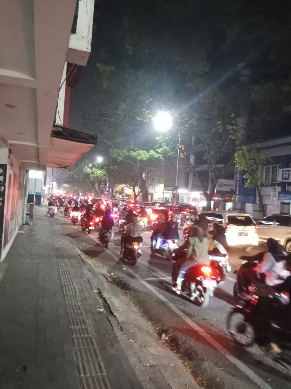 Ribuan warga Kota Medan, Provinsi Sumut, dengan berbagai kendaraan seperti sepeda motor di Jalan Pemuda turun ke jalan merayakan malam takbiran, Rabu (9/4/2024).