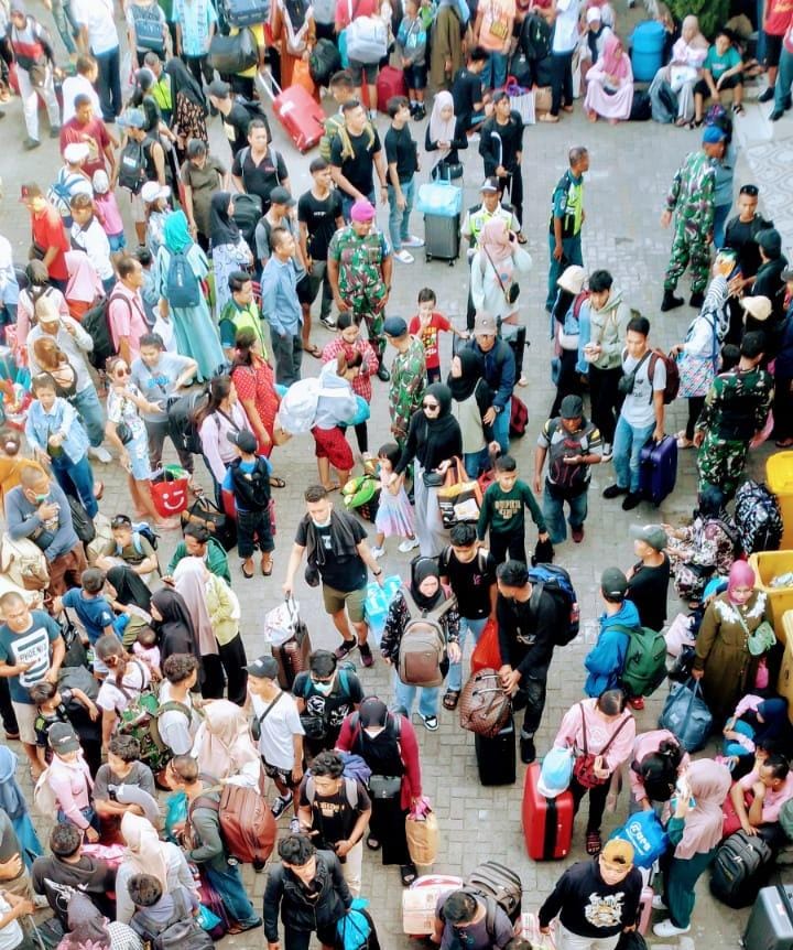 Kondisi areal Terminal Penumpang Bandar Deli, Pelabuhan Belawan dipadati pemudik menjelang perayaan Idul Fitri 2024.