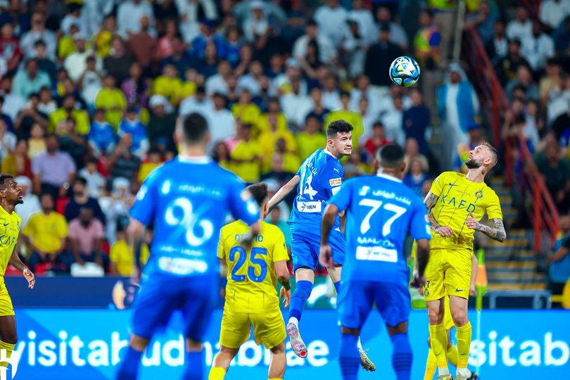 Duel antar pemain di laga Al Hilal vs Al Nassr, Saudi Super Cup 2024, Selasa (9/4/2024).