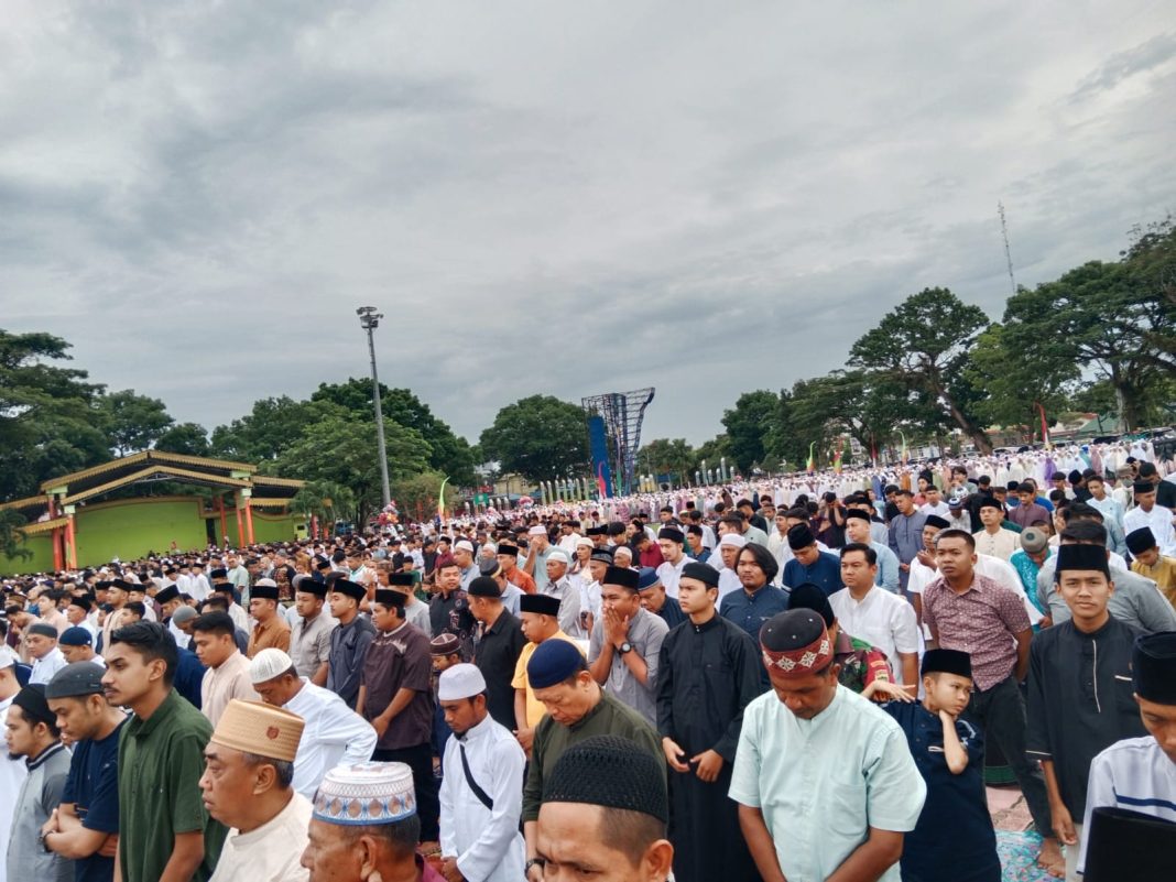 Ribuan umat muslim Kota Binjai menggelar Salat Idul Fitri 1445 H, di Lapangan Merdeka Kota Binjai, Rabu (10/4/2024).