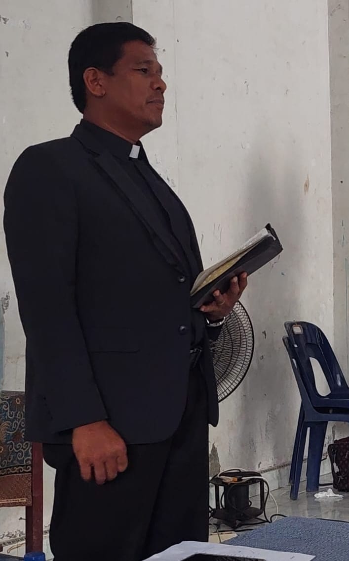 Pdt John Terkelin Ginting MA MTh menyampaikan khotbah di acara berbagi kasih kepada anak-anak PA Elida, Jalan Flamboyan 4, Kelurahan Tanjungselamat, Kecamatan Medan Tuntungan.