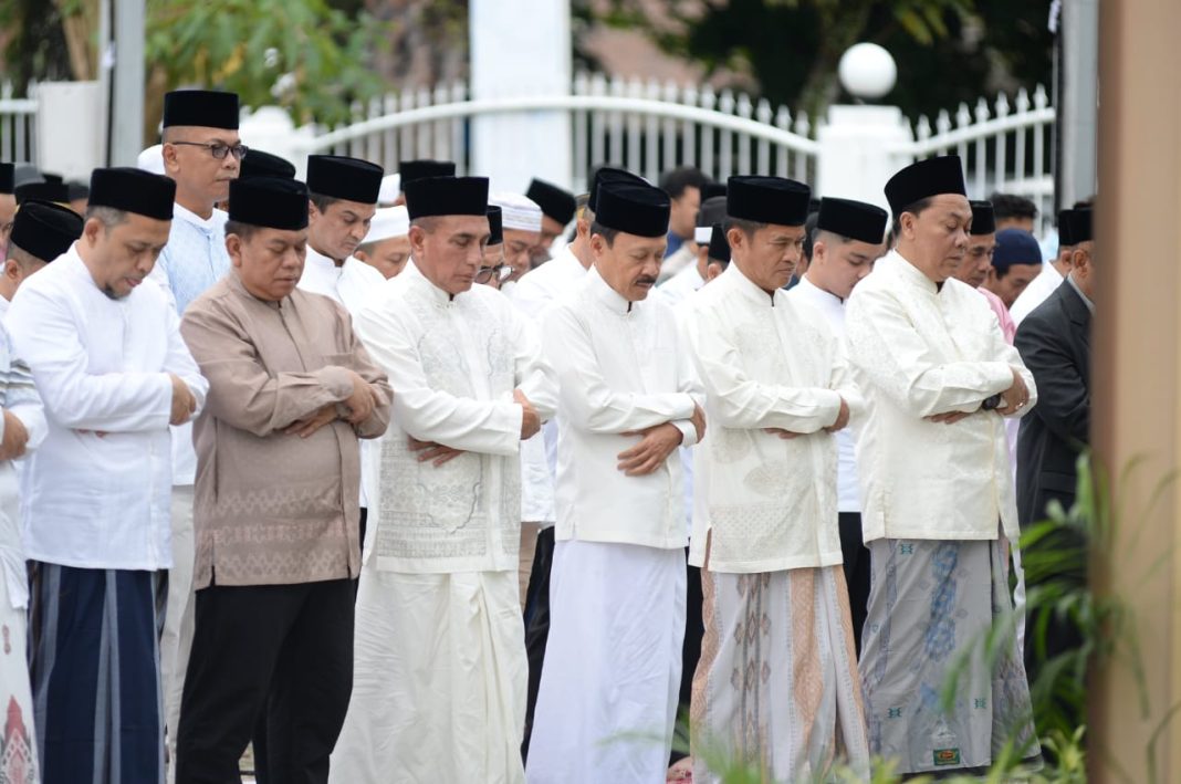 Pj Gubernur Sumut Dr Hassanudin bersama jajaran OPD Pemerintah Provinsi Sumut melaksanakan Salat Idul Fitri 1445 H di Halaman Rumah Dinas Gubernur Sumut, Jalan Jenderal Sudirman Medan, Rabu (10/4/2024). (Dok/Kominfo Sumut)