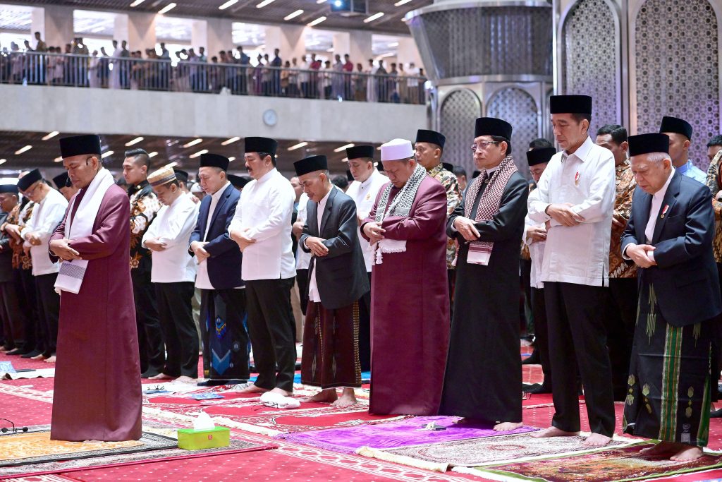 Presiden Jokowi dan Wapres Ma’ruf Amin menunaikan ibadah salat Idul Fitri di Masjid Istiqlal, Jakarta, Rabu (10/4/2024). (Dok/BPMI Setpres)