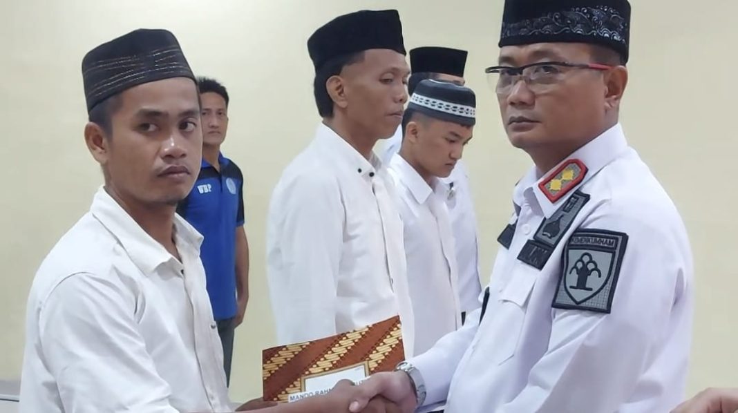 Kepala Lapas Kelas IIB Tebingtinggi Anton Setiawan menyerahkan keputusan remisi Idul Fitri kepada empat WBP yang dinyatakan bebas langsung di Aula Sasana Tama Lapas, Jalan Pusara Pejuang, Rabu (10/4/2024).