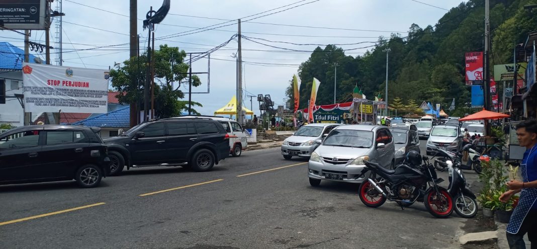 Arus lalulintas di Jalan Utama Sisingamangaraja Parapat, Kecamatan Girsang Sipanganbolon, Kabupaten Simalungun, padat dan lancar, Rabu (10/4/2024).