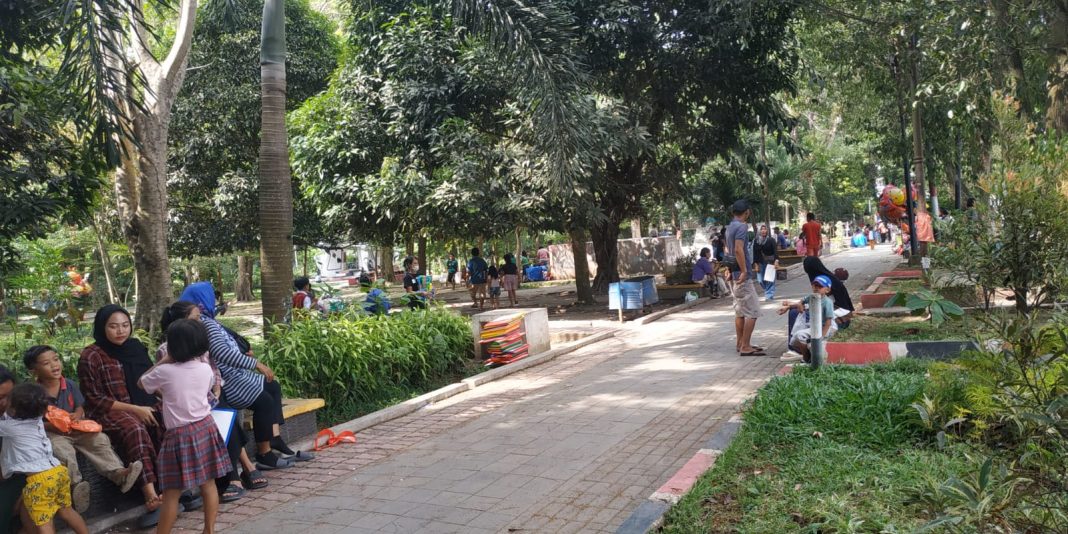 Taman Bunga yang terletak di jantung ibu Kota Pematangsiantar di Jalan Merdeka menjadi salah satu tempat rekreasi yang ramai dikunjungi masyarakat setiap momen libur panjang, Rabu (10/4/2024).