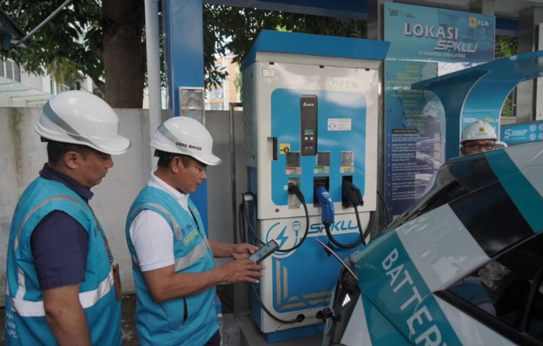 GM PLN UID Sumut Saleh Siswanto melakukan transaksi pengisian energi pada kendaraan listrik melalui aplikasi PLN Mobile. (Dok/PLN)