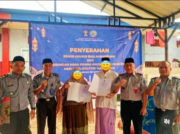 Kalapas Kelas IIB Kutacane Chandra Wiharto didampingi Kasubsi Registrasi dan Bimkemas Imam Maulana Masni dan jajaran foto bersama dengan perwakilan napi yang menerima remisi, Rabu (10/4/2024). (Dok/Lapas)