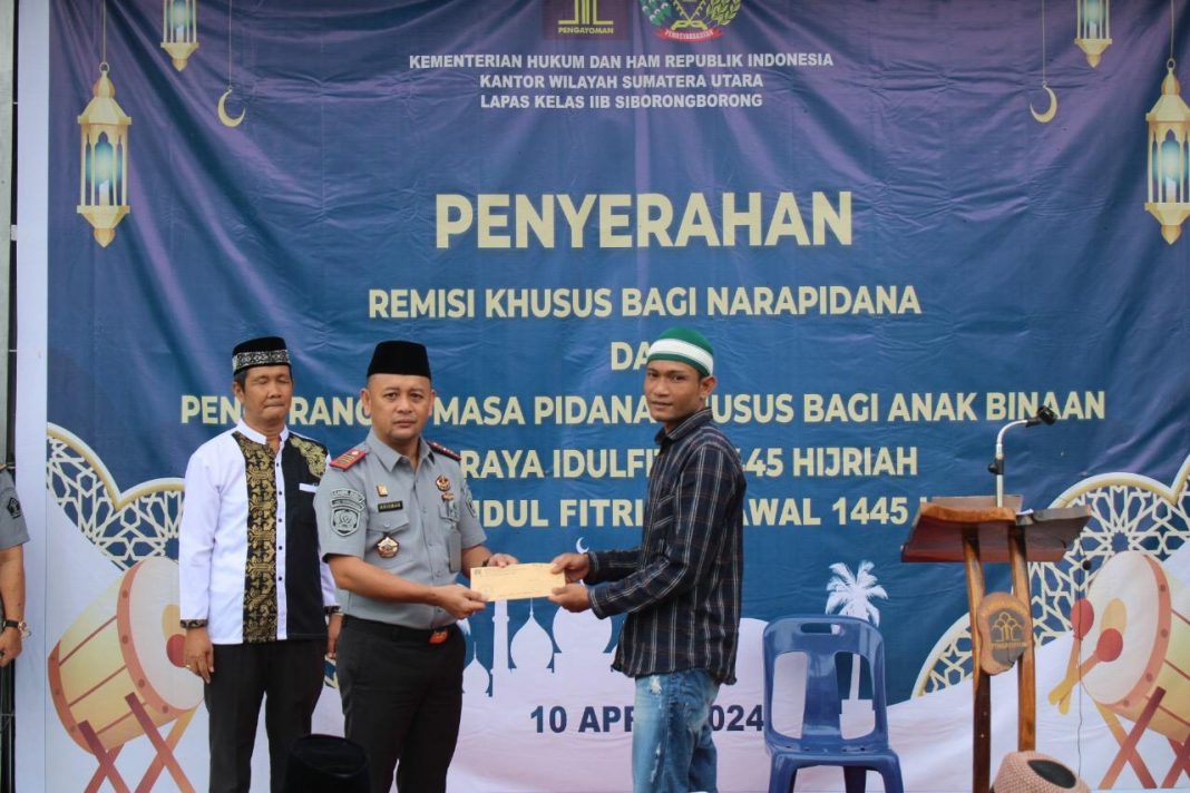 Kepala Lapas Kelas IIB Siborong-borong Krisman Ziliwu menyerahkan surat remisi kepada WBP yang mendapatkan remisi Idul Fitri 1445 H, Rabu (10/4/2024).