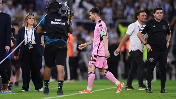 Lionel Messi tertunduk usai Inter Miami dikalahkan Monterrey di Concacaf Champions Cup 2024, Kamis (11/4/2024) pagi WIB.