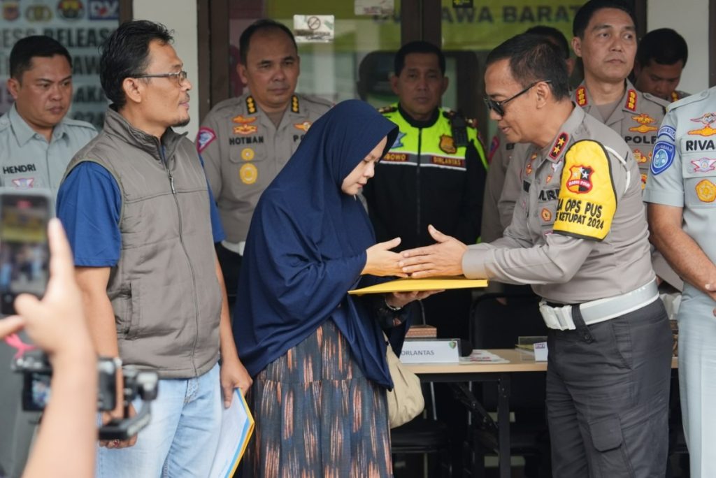 Polri menyerahkan tali asih kepada keluarga korban kecelakaan beruntun antara dua kendaraan jenis minibus dengan bus primajasa di KM 58 Tol Japek. Kakorlantas Polri Irjen Pol Aan Suhanan memberikan langsung tali asih tersebut, Selasa (9/4/2024). (Dok/Humas Polri)