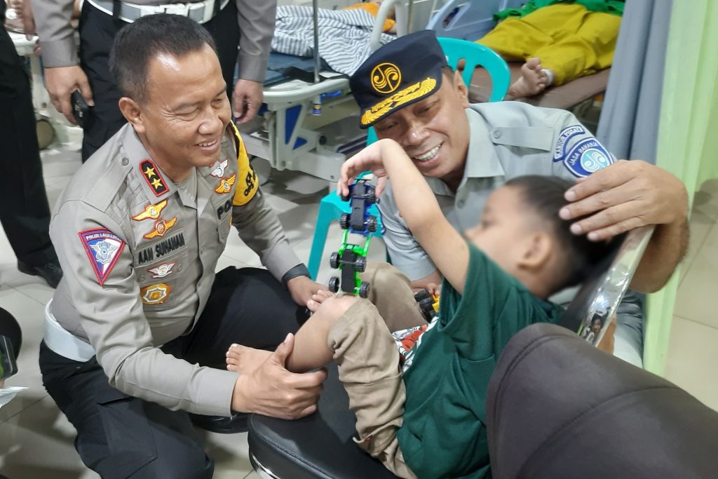 Kakorlantas Polri Irjen Pol Aan Suhanan bersama Dirut PT Jasa Raharja Rivan A Purwantono kunjungi korban kecelakaan KM 370 Tol Batang-Semarang di RSI Weleri, Kendal-Jawa Tengah. (Dok/Humas Polri)