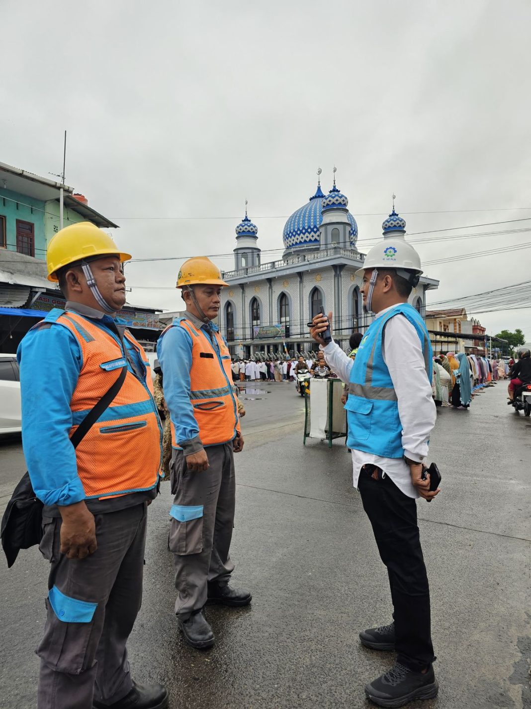 Personel PLN yang bersiaga tersebar di 10 Unit Pelaksana Pelayanan Pelanggan PLN, pelaksanaan ibadah sholat berlangsung khidmat dan lancar, Rabu (10/4/2024). (Dok/PLN)