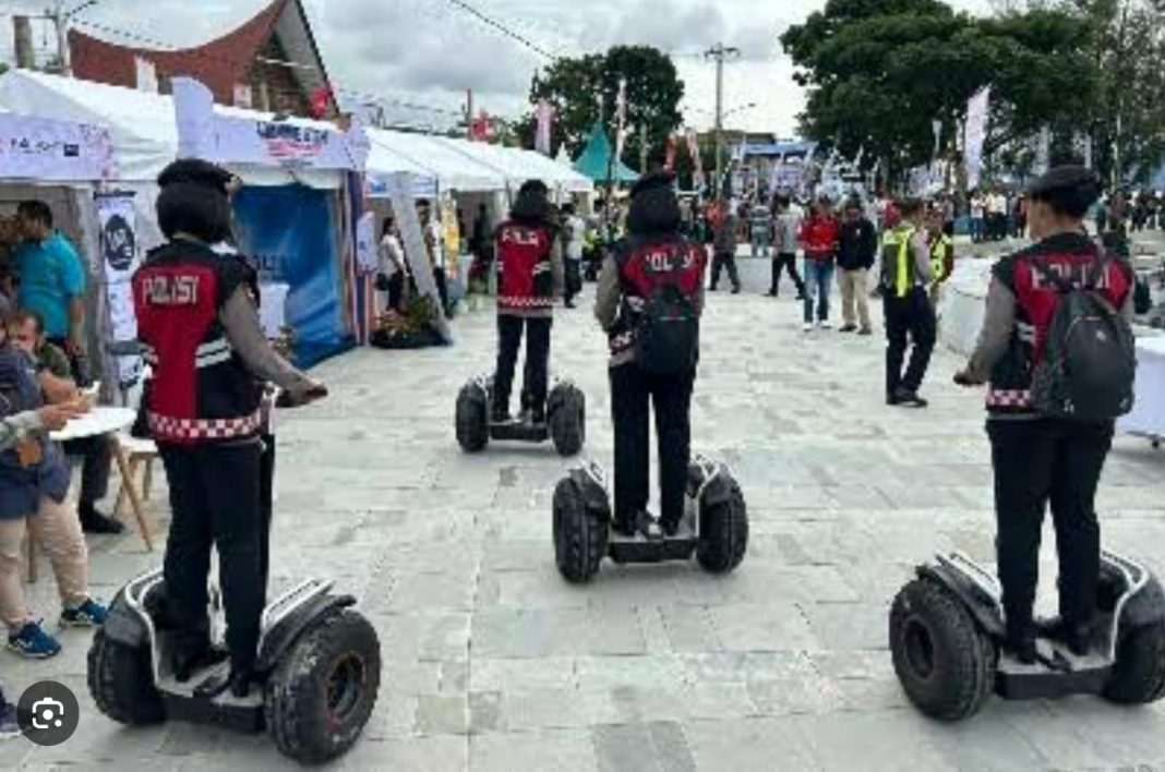 Polda Sumut menurunkan polisi pariwisata yang dilengkapi motor listrik dan segway di tempat wisata pada liburan usai lebaran. (Dok/Polda Sumut)