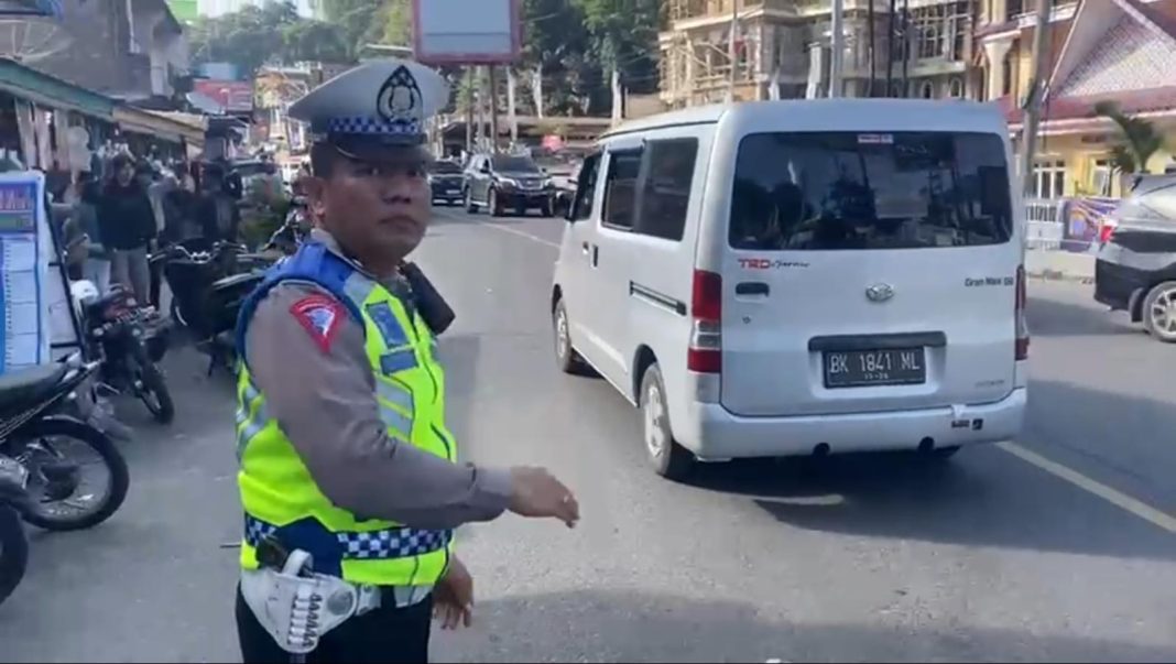 Polisi berjaga mengantisipasi kemacetan arus lalu lintas di jalan wisata Danau Toba. (Dok/Polda Sumut)