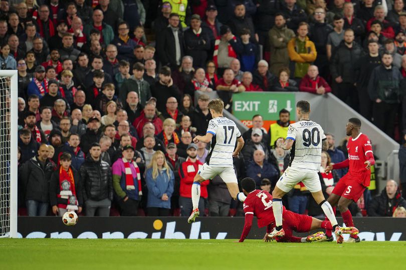 Striker Atalanta Gianluca Scamacca menjebol gawang Liverpool di leg 1 perempat final Liga Europa 2023/2024 di Anfield, Jumat (12/4/2024) dini hari WIB.