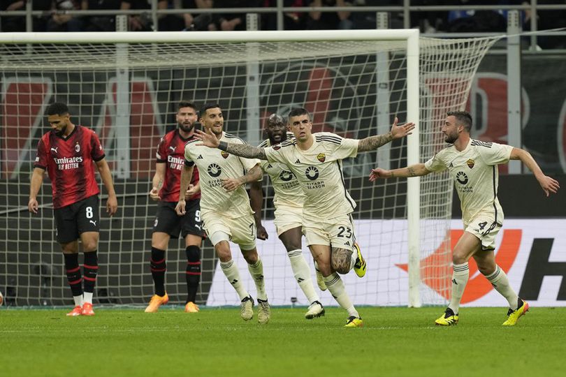 Bek AS Roma Gianluca Mancini merayakan golnya ke gawang AC Milan di leg 1 perempat final Liga Europa 2023/2024 di San Siro, Jumat (12/4/2024) dini hari WIB.