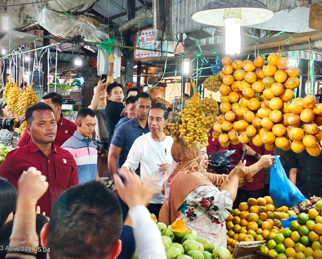 Presiden RI Joko Widodo mengunjungi Kota Berastagi sembari membeli buah serta menyapa warga Kabupaten Karo, Sabtu (13/4/2024).