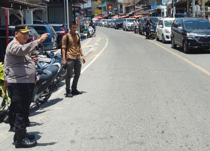 Kapolres Simalungun AKBP Choky Sentosa Meliala mengatur arus lalu lintas di Parapat, Sabtu (13/4/2024). (Dok/Humas Polres Simalungun)