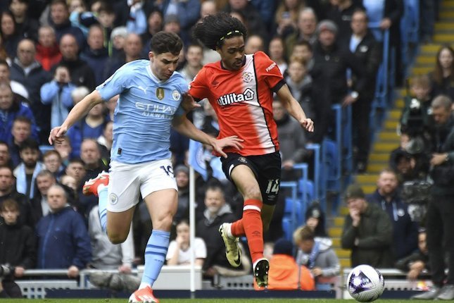 Julian Alvarez berduel dengan Tahith Chong di laga Manchester City melawan Luton Town, Sabtu (13/4/2024).