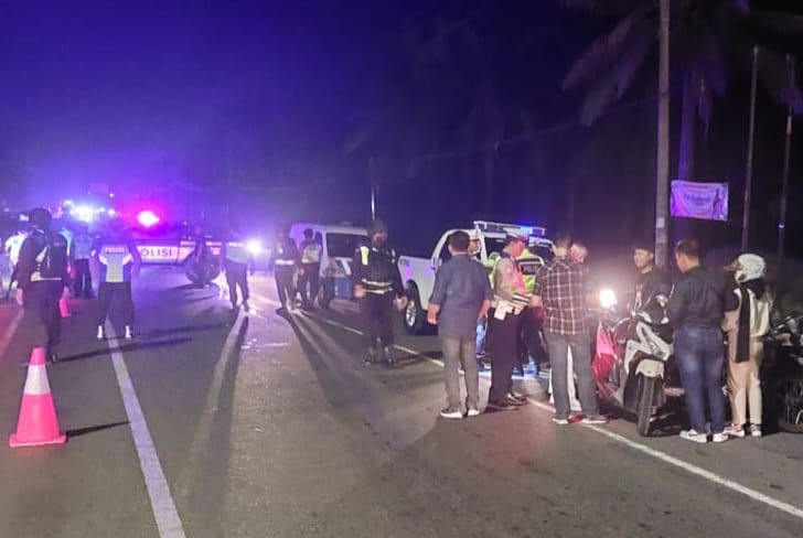 Personel Polres Sergai memeriksa pengendara yang melintas saat menggelar razia skala besar Jalinsum Sergai, Sabtu (13/4/2024) malam. (Foto Dok/Humas Polres Sergai)